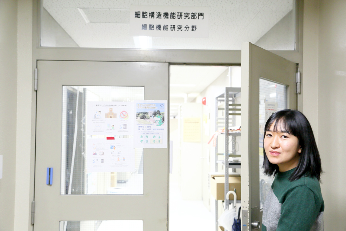 Graduate student YAMAGUCHI Natsumi opens the door to Prof. Kai’s laboratory